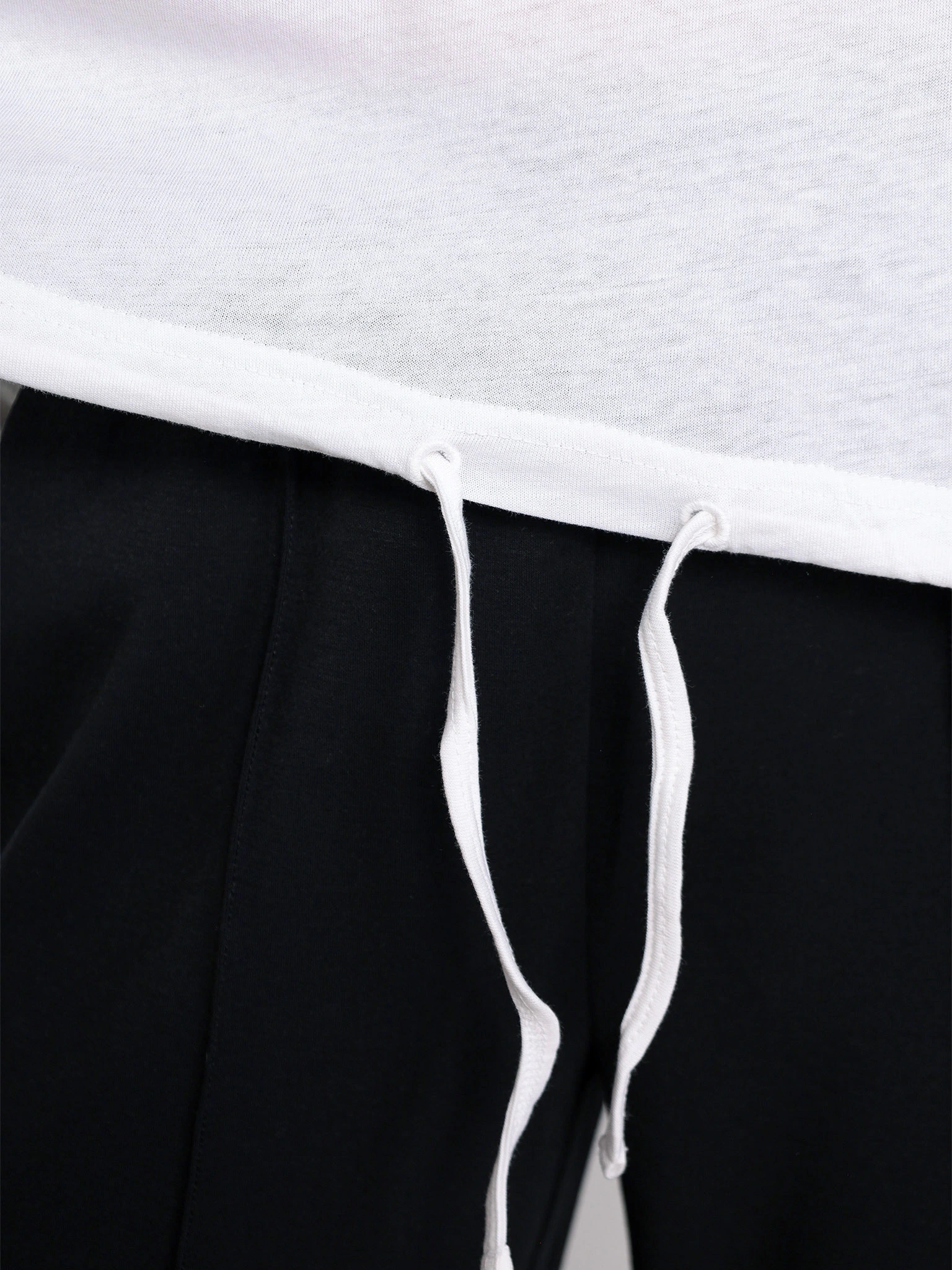 Футболка белого цвета из хлопка с капюшоном